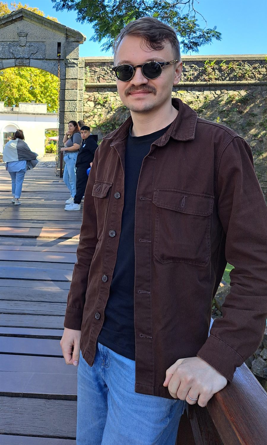 Danton Leal em Paris, com a Torre Eiffel ao fundo
